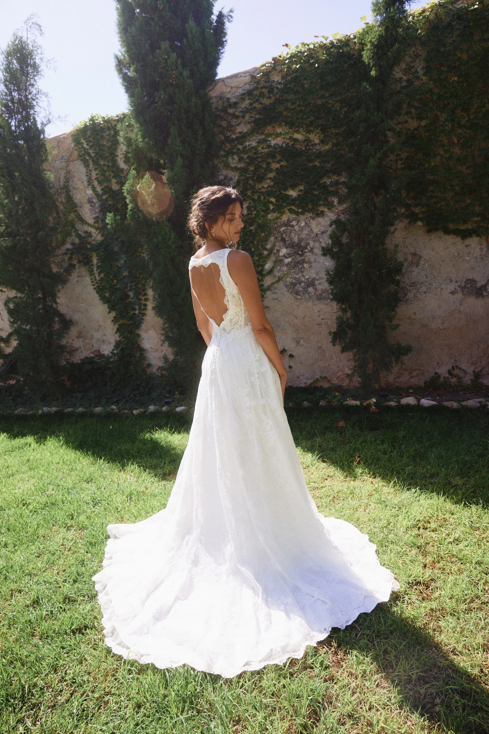 Novia de espaldas en un jardín